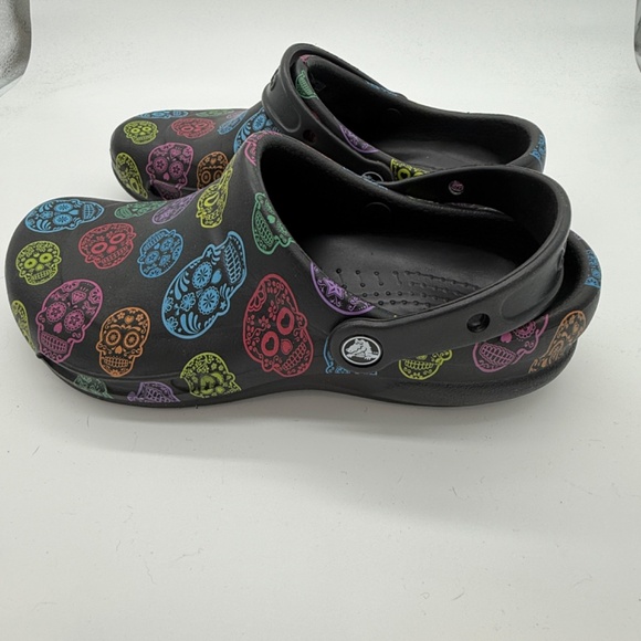 Womens Size 10 Crocs Colorful Day of the Dead Sugar Skull Clogs Black Background - Picture 5 of 8